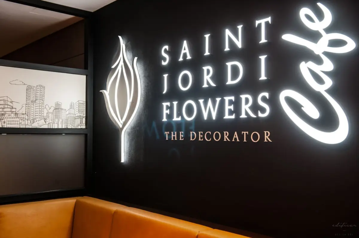 LED 로고 사인이 돋보이는 모던 시크 카페 인테리어